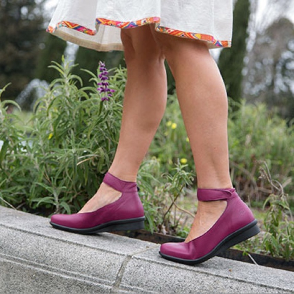 Loints of Holland “Sydney” ankle strap wedge shoes in plum (purple) sz 37 (7)